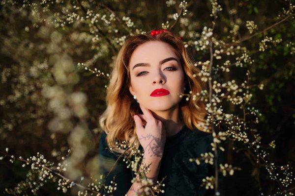 How to Style a Bandeau Top with a High-Waisted Pencil Skirt for Evening Networking?